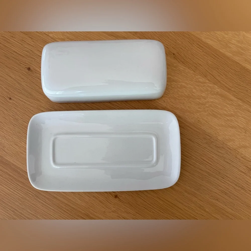 Crate & Barrel NWOT White Porcelain Covered Butter Dish